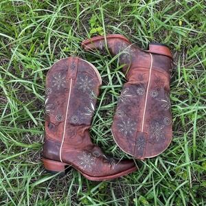 6.5 Shyanne Cowboy boots with floral details